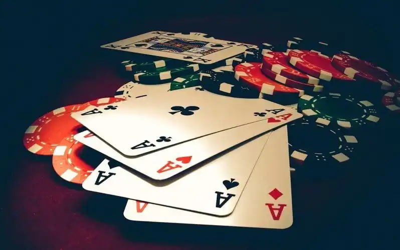 Studio dealer langsung bromoslot dengan meja blackjack dan roulette